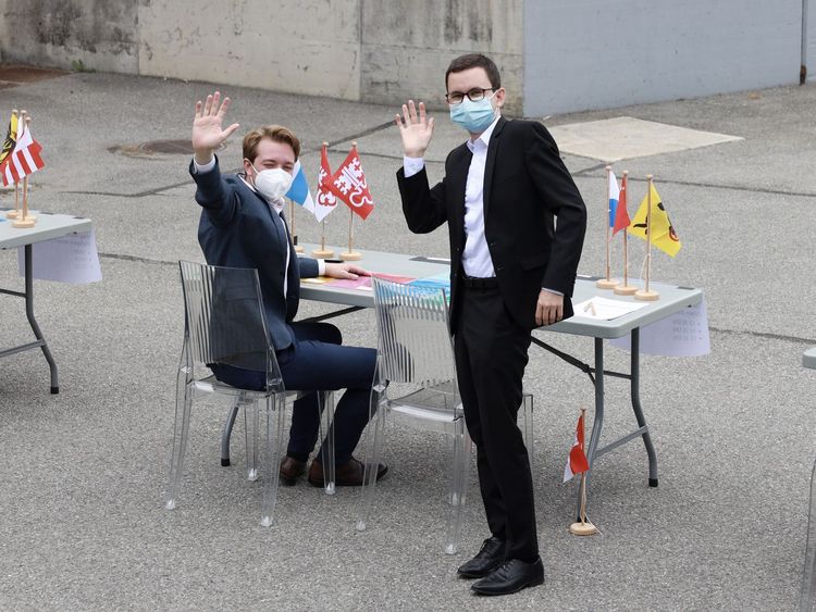 Philipp Gasser (à droite) avec Sven Marti, chef des élections et du réseau lors de l’Assemblée des délégués à Martigny en juillet dernier. 